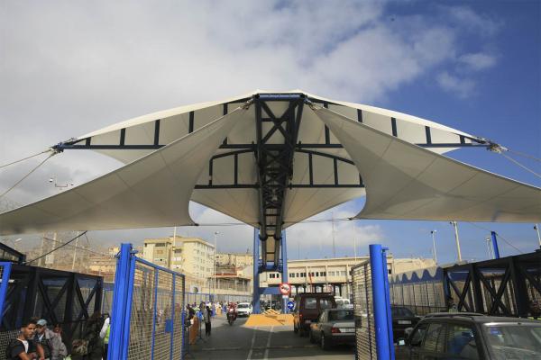 لن يعجب ساكنة الشمال.. حكومة سبتة المحتلة تتشبث بشرط أساسي لإعادة الحركة التجارية بمعبر تاراخال